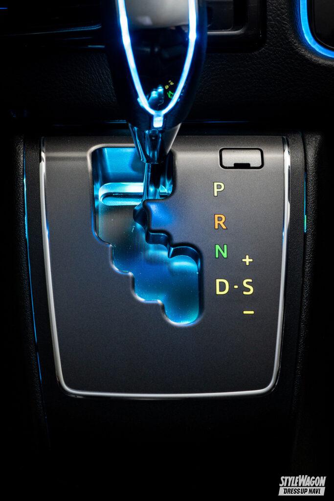 「選べる16色の調光機能付き！　アベストのスカイビューナイトラインで、トヨタ200系ハイエースの車内をムーディにライトアップ」の8枚目の画像