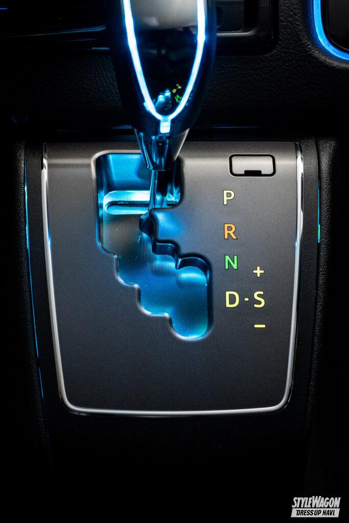 「選べる16色の調光機能付き！　アベストのスカイビューナイトラインで、トヨタ200系ハイエースの車内をムーディにライトアップ」の9枚目の画像
