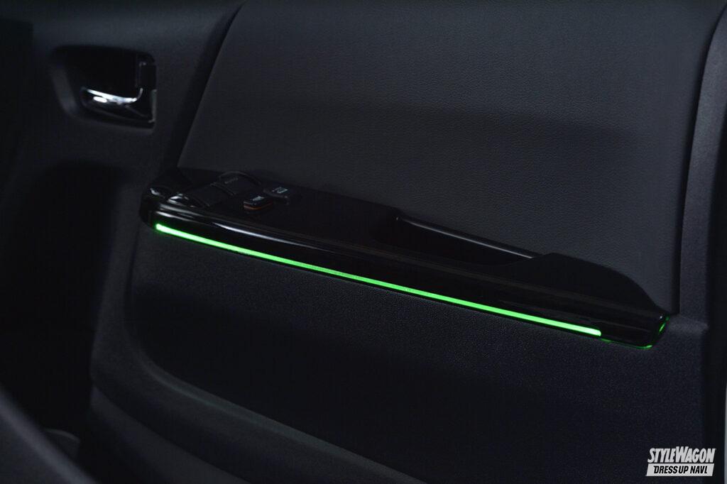 「選べる16色の調光機能付き！　アベストのスカイビューナイトラインで、トヨタ200系ハイエースの車内をムーディにライトアップ」の13枚目の画像