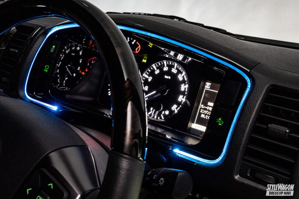 「選べる16色の調光機能付き！　アベストのスカイビューナイトラインで、トヨタ200系ハイエースの車内をムーディにライトアップ」の15枚目の画像