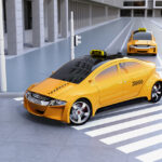 【これからどうなる自動運転】テスラは最先端なのか？｜第5回／日本と海外では異なる自動運転へのアプローチ テスラ編 - Yellow taxi turning on the corner of the street. 3D rendering im