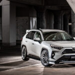 「RAV4は車高を落としたスタイルも格好いい！  薄く躍動的なエアロパーツでスポーティに！」の1枚目の画像ギャラリーへのリンク