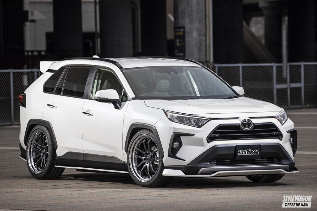 「RAV4は車高を落としたスタイルも格好いい！  薄く躍動的なエアロパーツでスポーティに！」の7枚目の画像