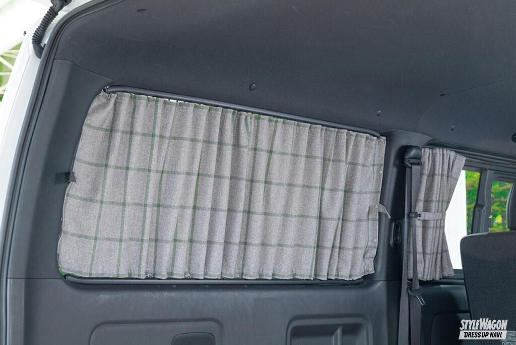 「まるでリビング！  車中泊に最適なレガンスのハイエース用遮光カーテンセットはオシャレなタータンチェック柄！」の2枚目の画像
