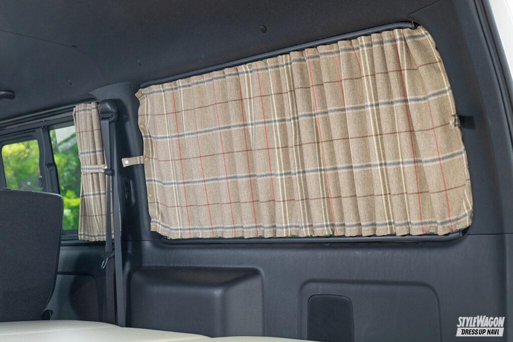 「まるでリビング！  車中泊に最適なレガンスのハイエース用遮光カーテンセットはオシャレなタータンチェック柄！」の3枚目の画像