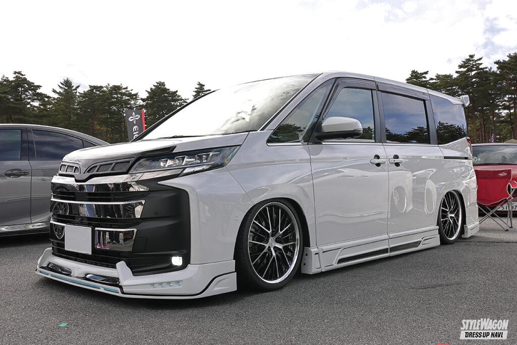 「カスタム済みの新車コンプリートカー、エアロキットを黒白で塗り分けて90系ノアをより個性的に！」の1枚目の画像