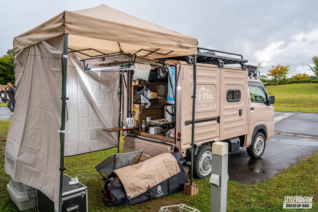 「雨の日も安心！  軽トラの荷台と直結できるテント＆オーニングが便利すぎる」の2枚目の画像