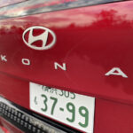 「【ヒョンデ・コナ ラウンジ】日本車のEVにはないサイズ感！ クラスを超えた実力を堪能｜新車レビュー」の4枚目の画像ギャラリーへのリンク