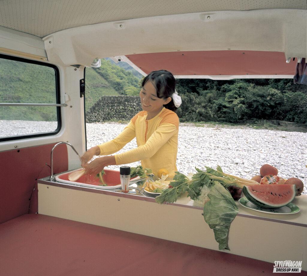 「これがミニバンのルーツ！ バンだけでなく、乗用ワゴンも設定した60〜70年代登場のキャラバンやハイラックス！」の5枚目の画像