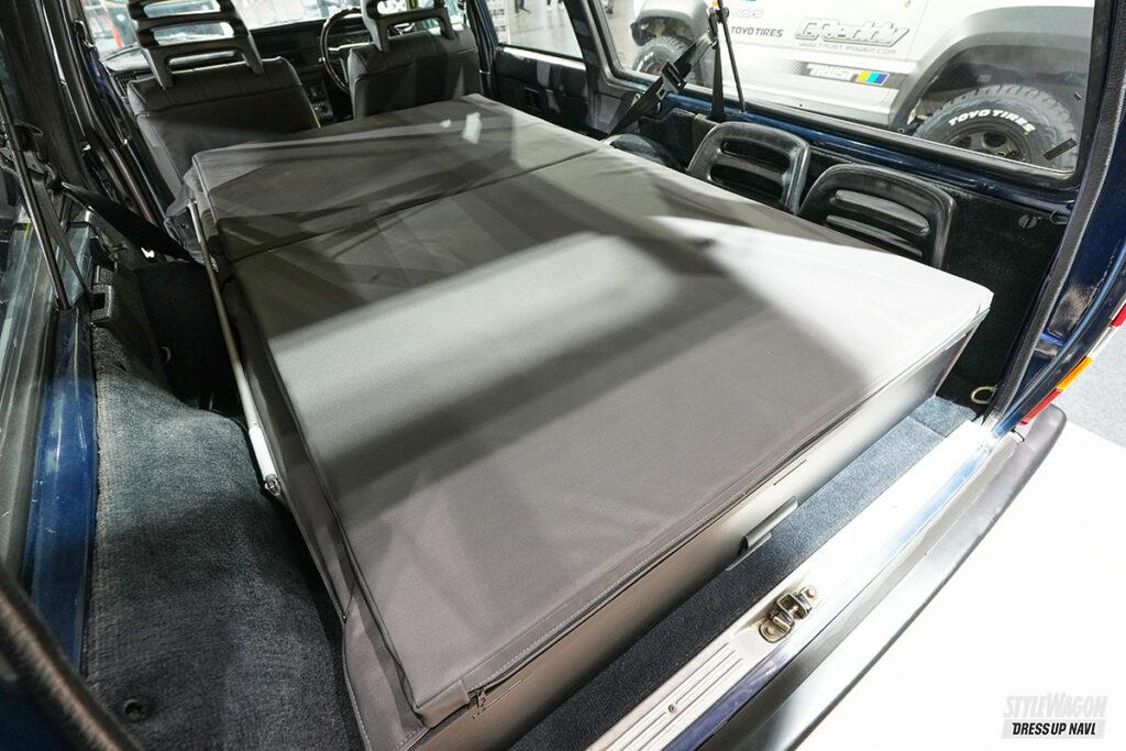 「「世界一安全なボルボ」240シリーズにフラットなベッドで快適車中泊！」の5枚目の画像