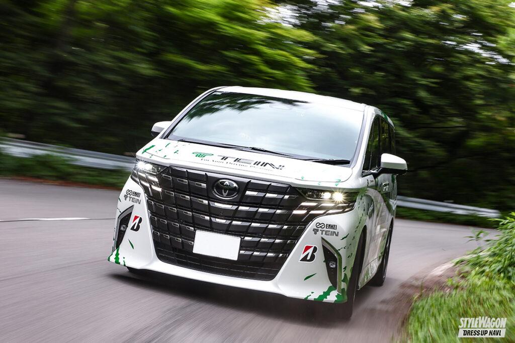 「「アルファードっていう高級車の『格』に合ったパーツだと思う」レーシングドライバー 飯田章氏、TEIN RX1を納得解説」の1枚目の画像