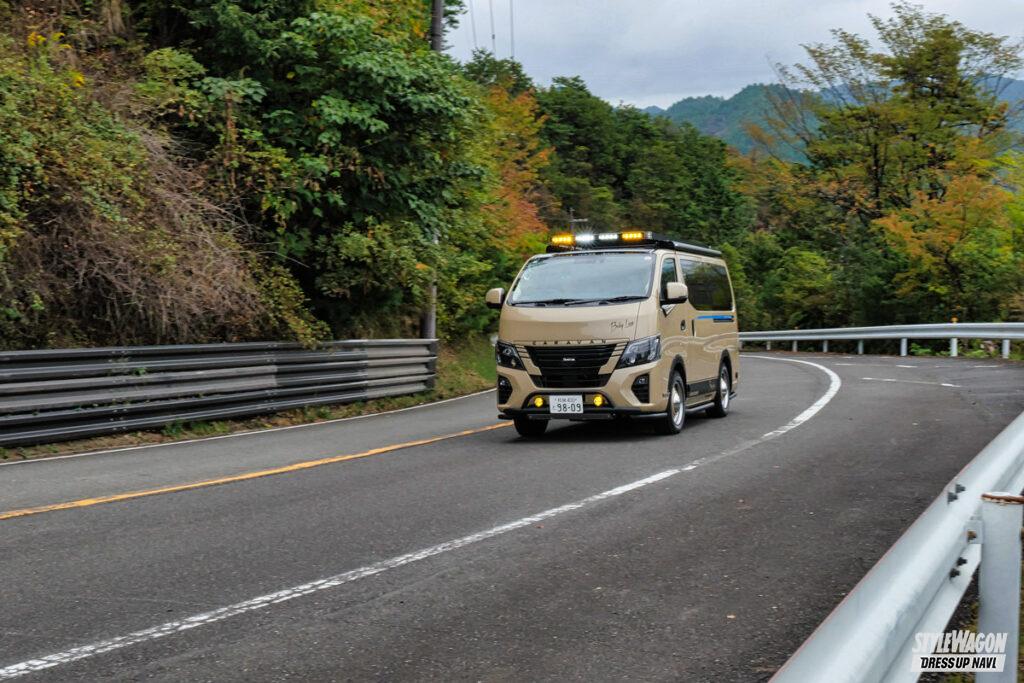 「「スポーツカーにも付いていけるかも！」レーシングドライバー・ラーマン山田が、日産キャラバンで峠道を快走！」の1枚目の画像