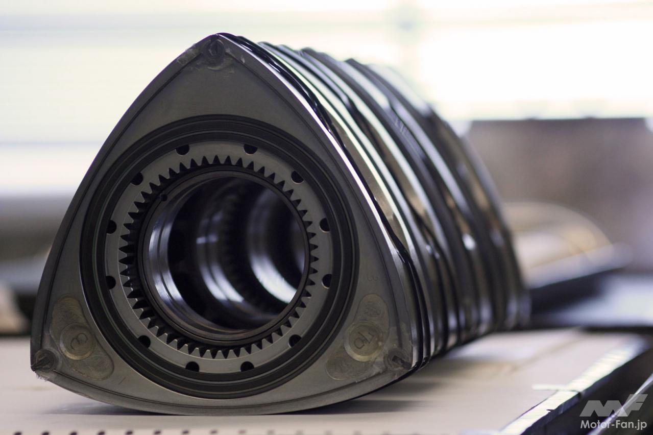「ロータリーエンジンの「おむすび」はどうやって作られるか［内燃機関超基礎講座］」の1枚目の画像