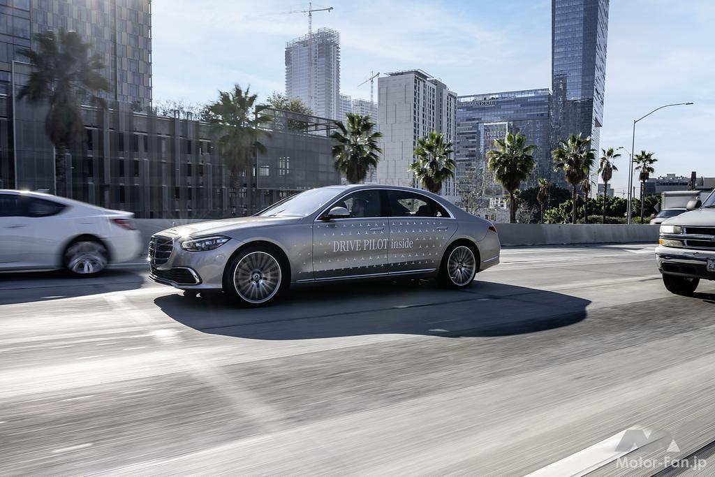「メルセデス・ベンツが自動車メーカーとして米国市場では世界初となる、自動運転システム SAEレベル3の認証を取得。時速64kmの条件下で自動運転が可能。」の2枚目の画像