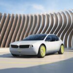 「BMWがCES 2023において新世代3ボックスセダン「BMW i Vision Dee」を公開。フロントガラス全幅をヘッドアップディスプレイに採用」の4枚目の画像ギャラリーへのリンク