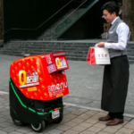 「川崎重工ほか5社が協業し、5Gを活用した配送ロボットによる自動配送サービスを西新宿で提供」の5枚目の画像ギャラリーへのリンク