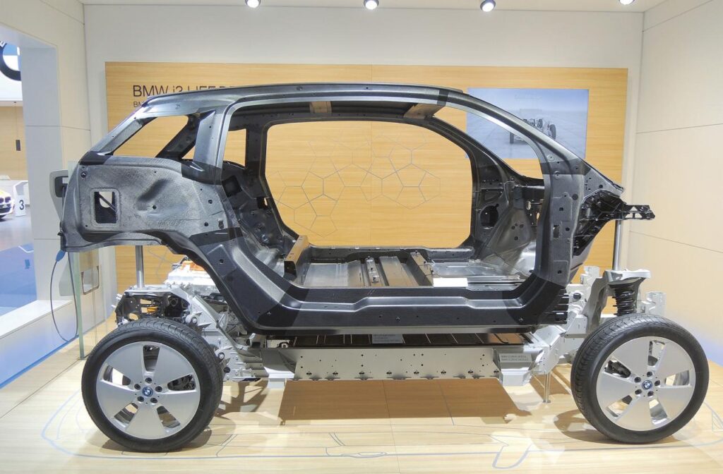 「CFRP車体の補修、BMW i3で見る実際のプロセス［自動車業界60秒ブリーフィング］」の1枚目の画像