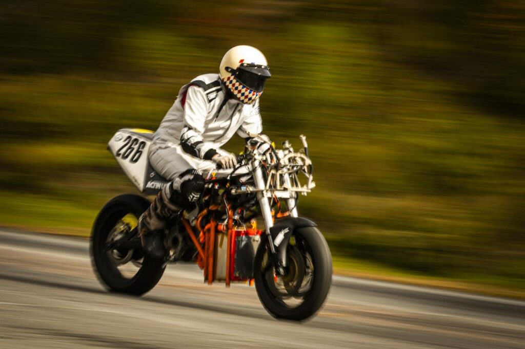 「MITの水素燃料電池レーシングバイクに見る持続可能性［自動車業界60秒ブリーフィング］」の1枚目の画像