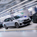 「BMW、ドイツ・ディンゴルフィング工場にて新型5シリーズ・ツーリングの生産を開始」の4枚目の画像ギャラリーへのリンク