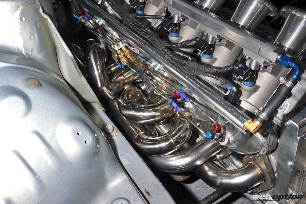 「「このエンジンルームは衝撃的すぎる・・・」6ローター仕様のユーノスコスモ、爆誕！【東京オートサロン2022】」の14枚目の画像