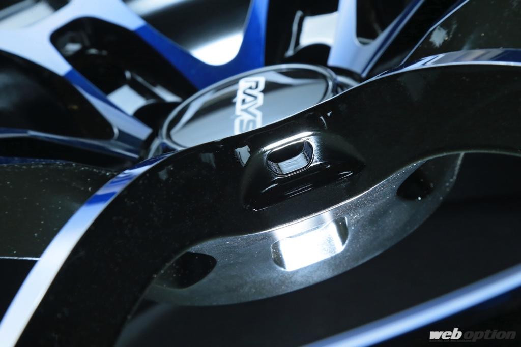 「「深淵のブルーが足元を飾る」ボルクレーシングG025のリミテッド仕様が熱い！」の3枚目の画像