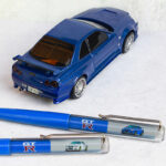 「「傾けると車体カラーが変わる!?」R34 GT-R仕様のフローティングペンが新登場！」の1枚目の画像ギャラリーへのリンク