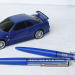 「「傾けると車体カラーが変わる!?」R34 GT-R仕様のフローティングペンが新登場！」の3枚目の画像ギャラリーへのリンク
