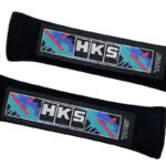 「「HKSとTRSのダブルネーム！」オイルカラー仕様のシートベルトショルダーパッド誕生」の1枚目の画像ギャラリーへのリンク