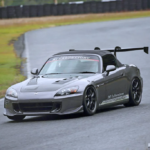 「「百戦錬磨のチューナーが提案する乗って楽しいS2000の姿」エンジンはキレ味抜群のF20C改2.2L仕様！」の1枚目の画像ギャラリーへのリンク