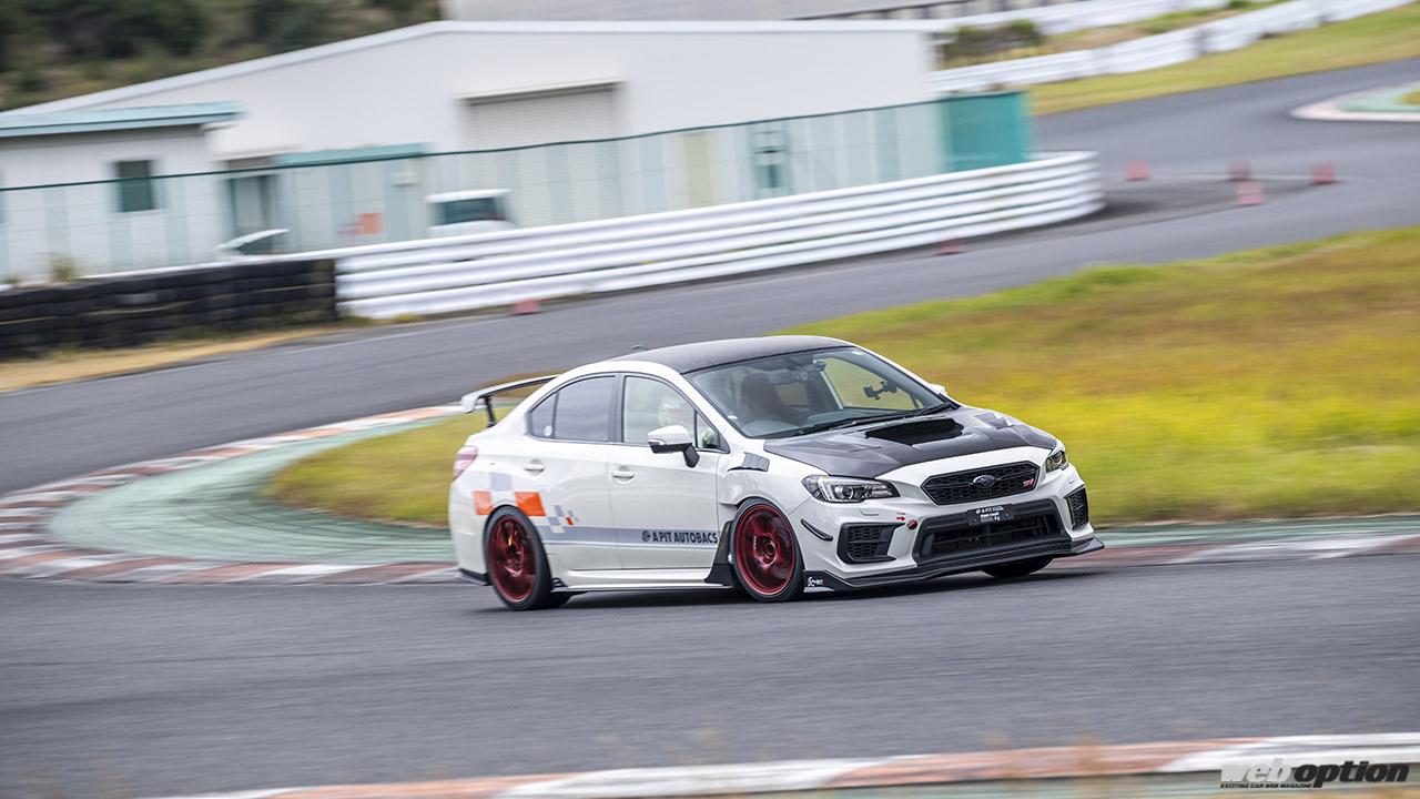 「「純正よりも快適なのにサーキット対応の車高調!?」A PIT東雲が展開するWRX STIチューニングの現在地」の22枚めの画像