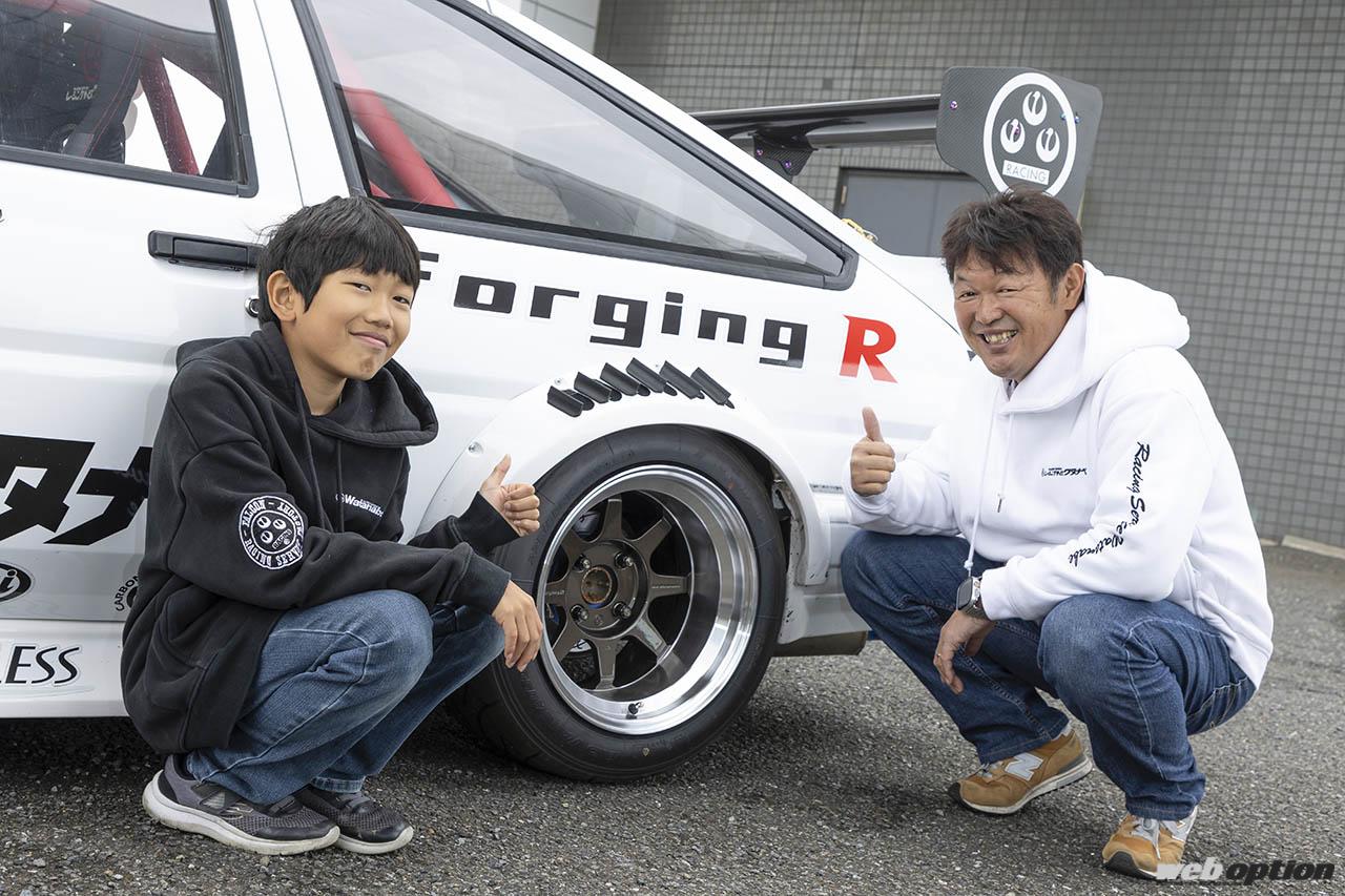 「「AE86では日本初のパドルシフト仕様か!?」RSワタナベ専務の愛車がガチすぎる件について」の2枚めの画像