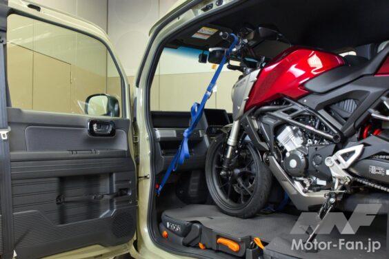 CB 125Rは原付二種ながらもハンドル幅が広く、ドア内側とのクリアランスがギリギリ。車内を傷つけないようにハンドルバーエンドにウエスを巻いたり、車体をできるだけ運転席側に寄せたりと工夫が必要だった。