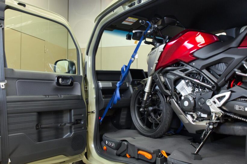 CB 125Rは原付二種ながらもハンドル幅が広く、ドア内側とのクリアランスがギリギリ。車内を傷つけないようにハンドルバーエンドにウエスを巻いたり、車体をできるだけ運転席側に寄せたりと工夫が必要だった。