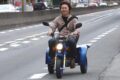 ヘルメットを被らずに公道を激走中の筆者（2003年）。当時も今も、決して道交法違反ではないが…若気の至りとして勘弁してください。
