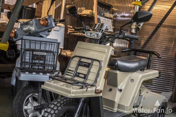 写真右はタンデムシートやタンデムバーを装備した、二人乗りも可能なジャイロXカスタム。
