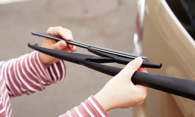 ワイパーを交換する写真