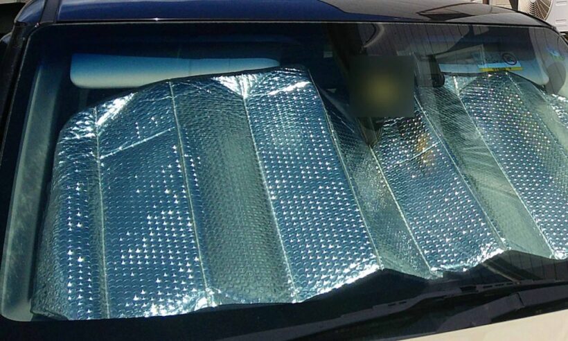 サンシェードを利用する自動車