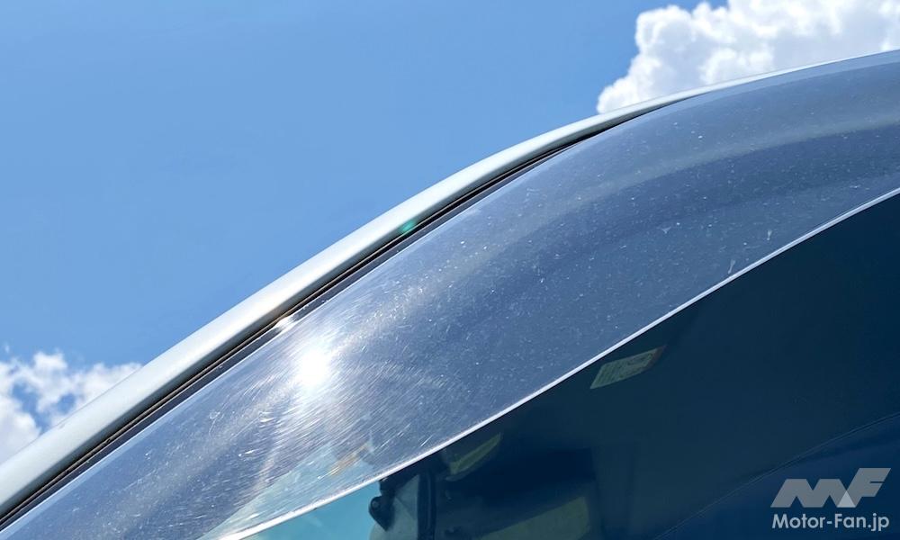 日差しに照らされる自動車