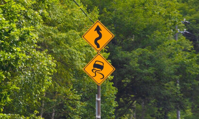 つづら折りですべりやすさを注意喚起する警戒標識