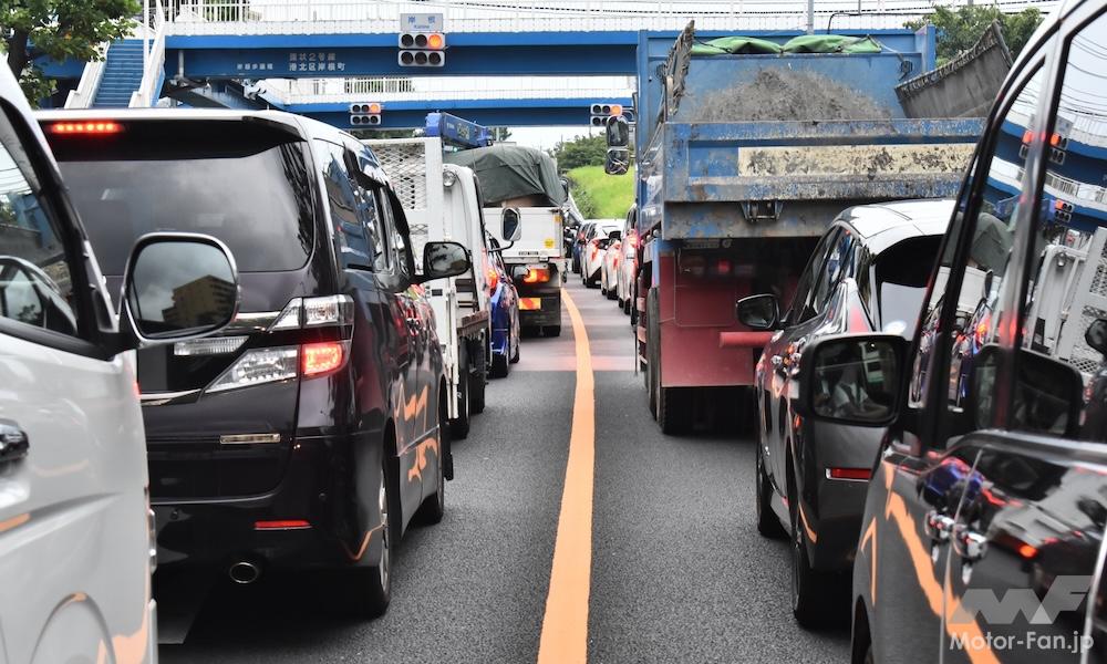 すり抜けようとするバイクの視点