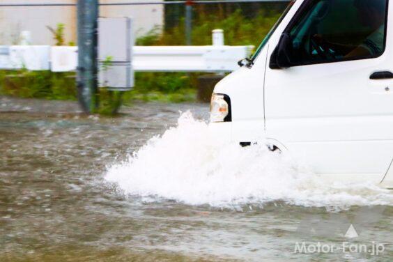 完遂した道路を走行するクルマ