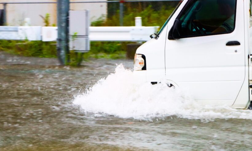 完遂した道路を走行するクルマ