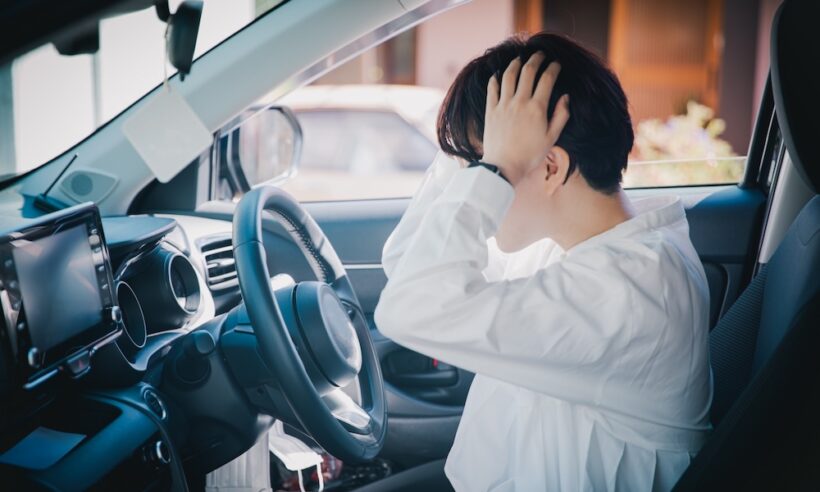 思い悩むペーパードライバーのイメージ