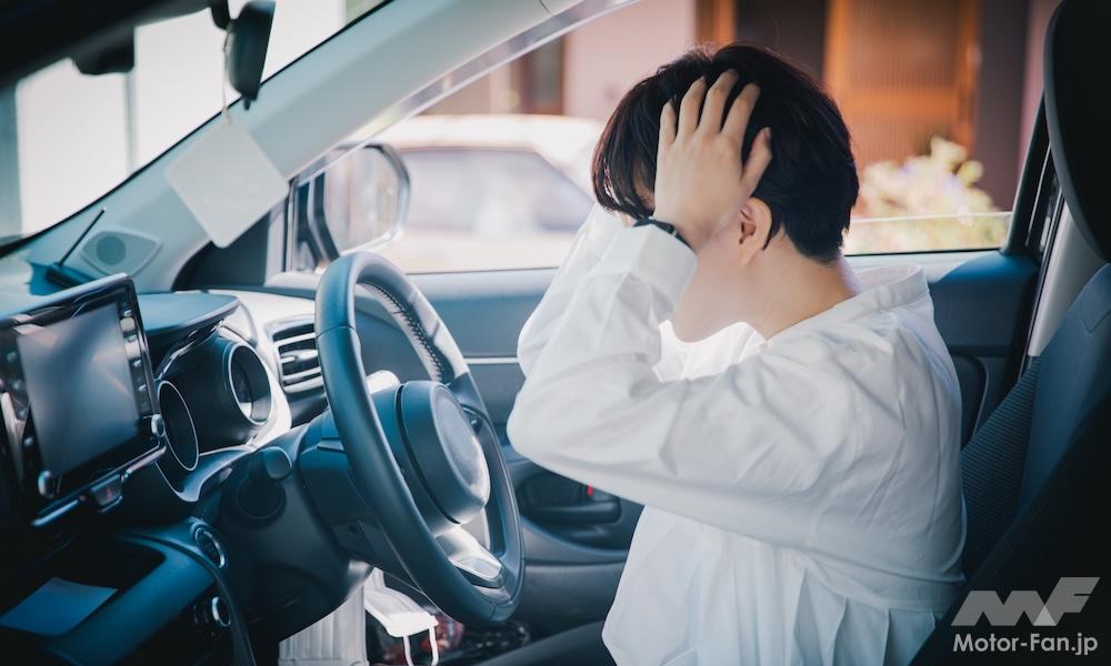 思い悩むペーパードライバーのイメージ