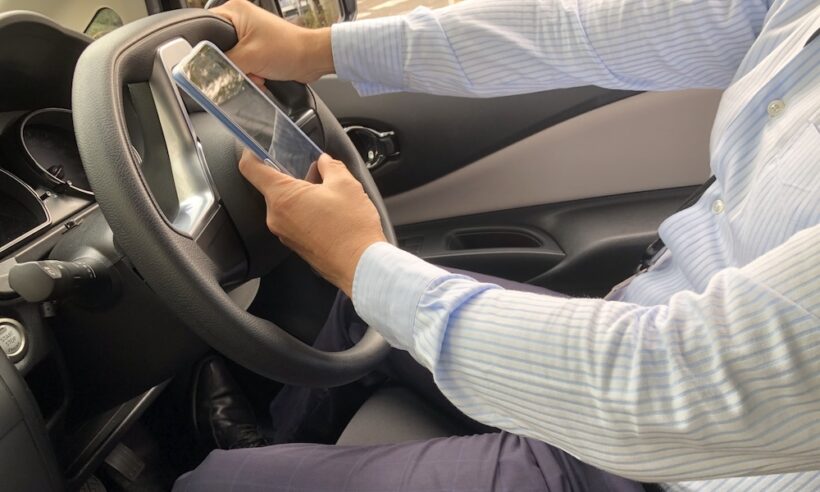 「ながら運転」のイメージ