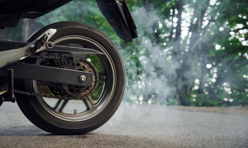 バイクの排気ガスイメージ
