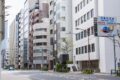 緊急交通路を示す標識と道路