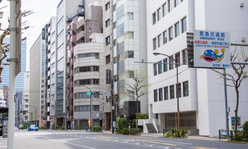 緊急交通路を示す標識と道路