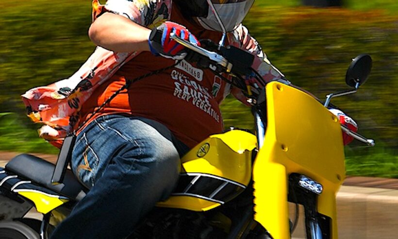 半袖でバイクに乗る人