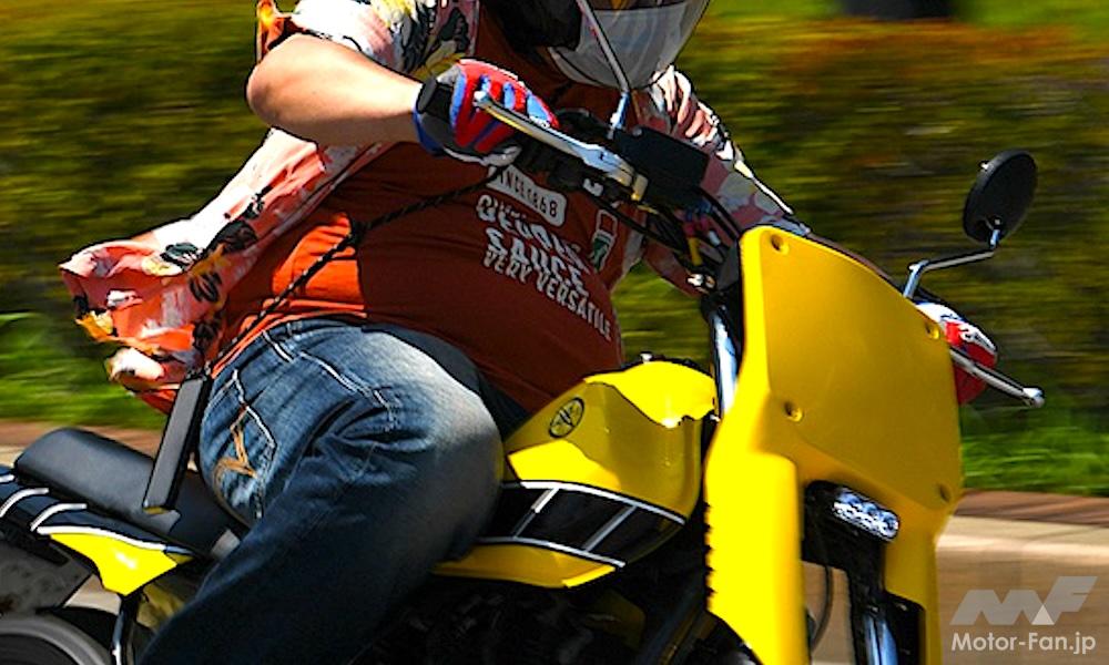 半袖でバイクに乗る人